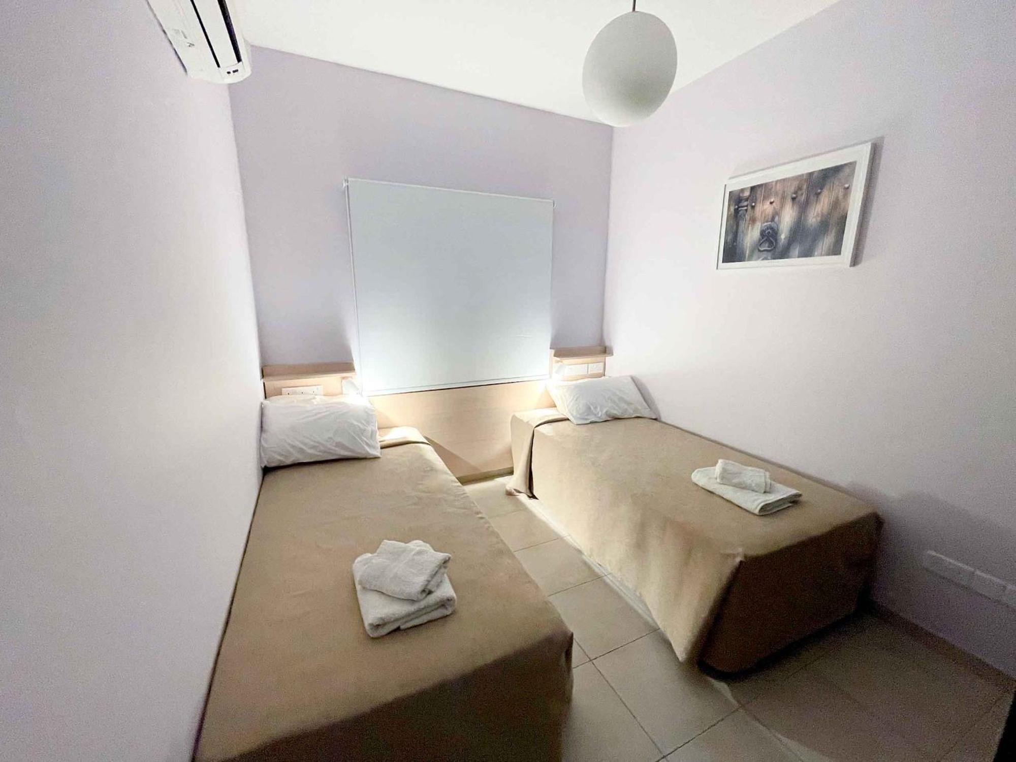 Topikos Apartments أيا نابا الغرفة الصورة